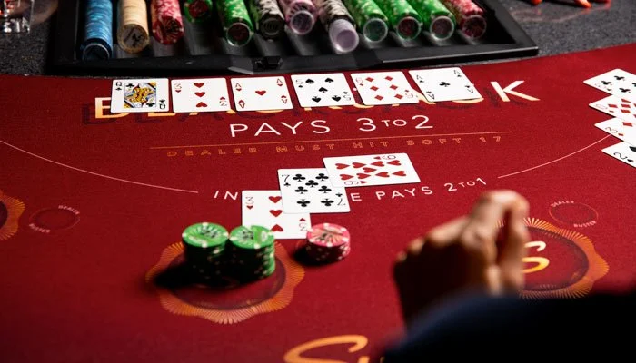 Blackjack- ja baccarat-kortit pöydällä